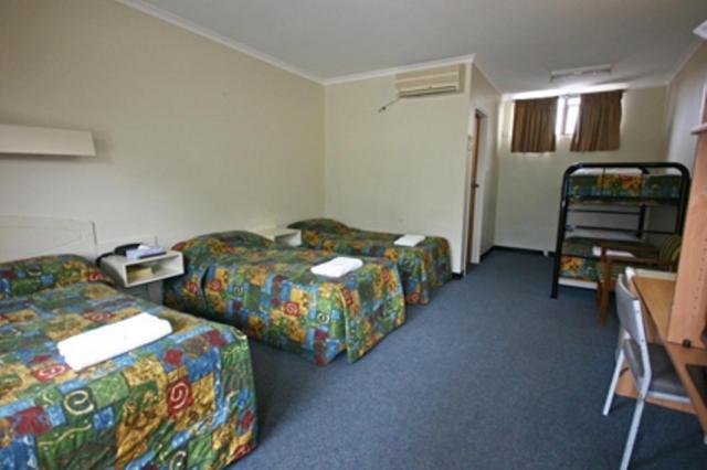 Red Cedars Motel Canberra Szoba fotó