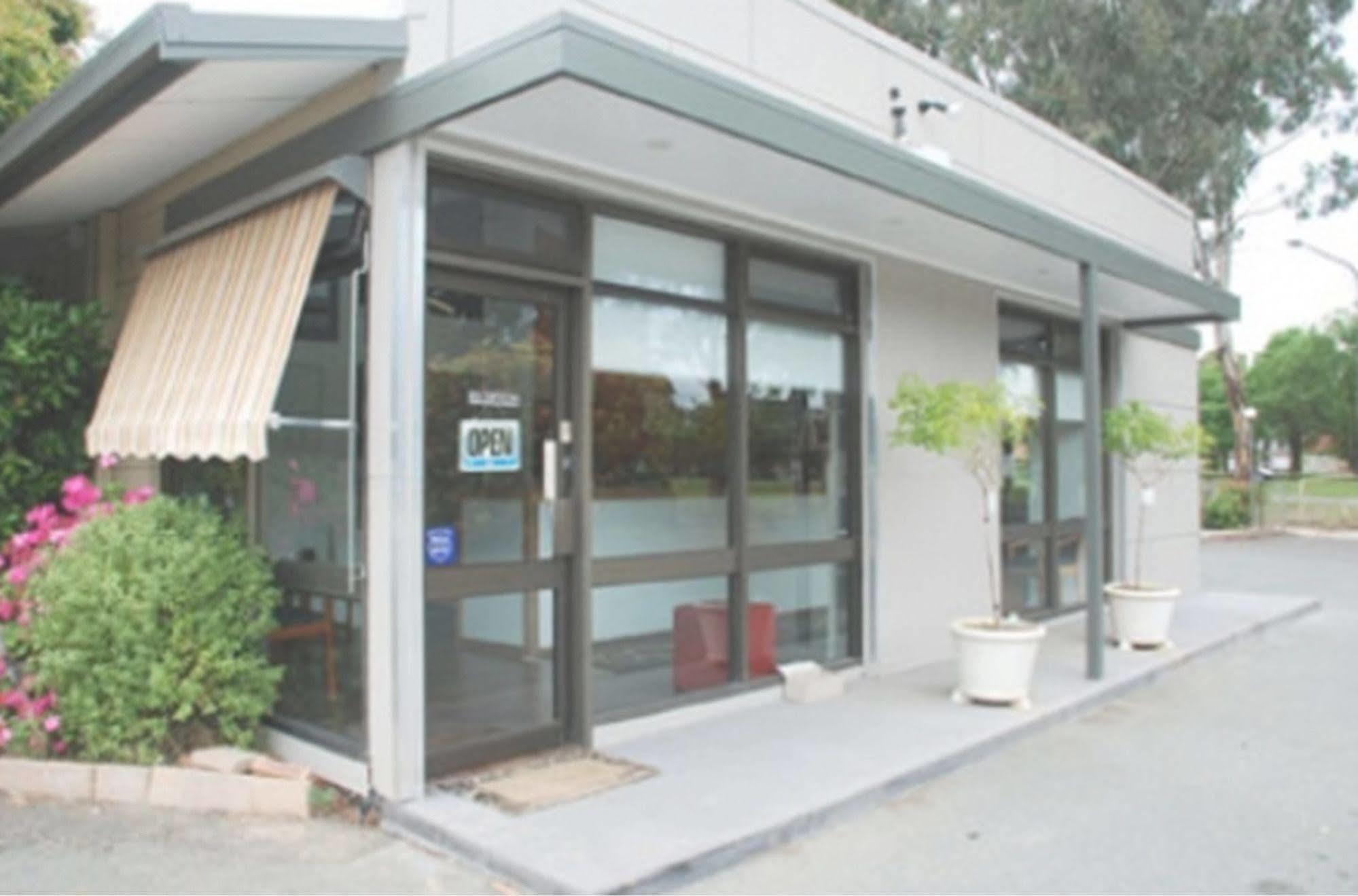 Red Cedars Motel Canberra Kültér fotó