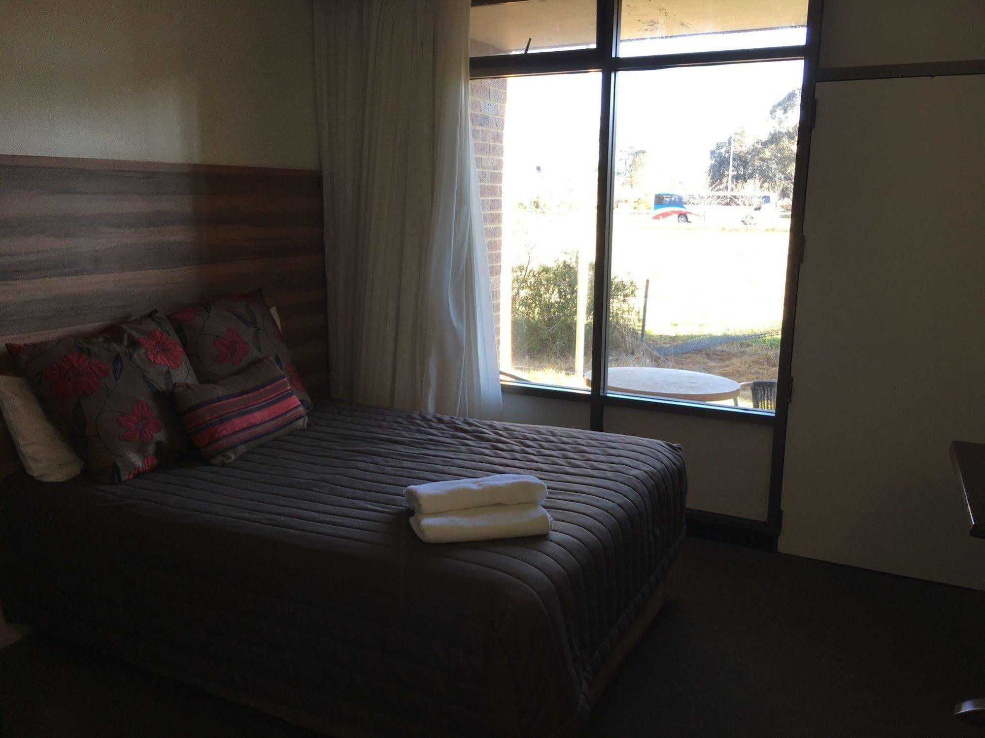 Red Cedars Motel Canberra Kültér fotó